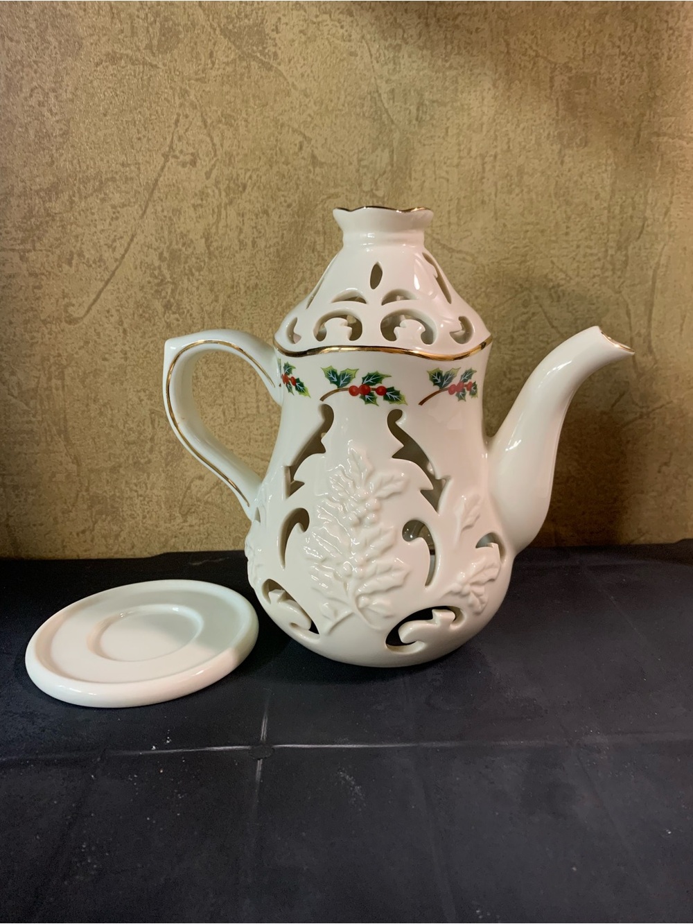 Partylite White Porcelain Holly Leaf Cafe Candle Holders 
P7256 NEW in Box